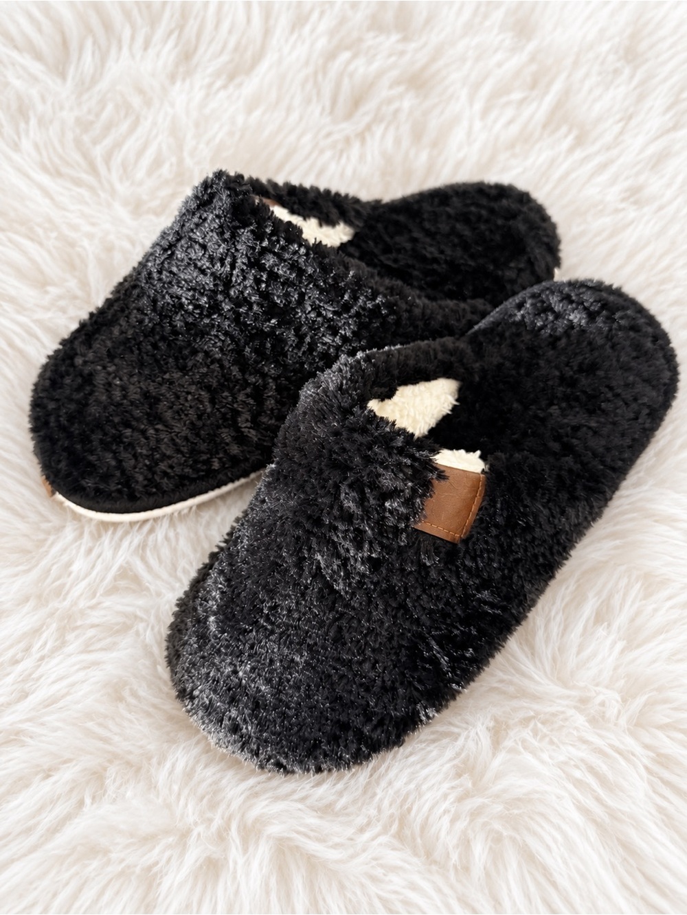 Cozy Women’s Black Faux Fur Slippers